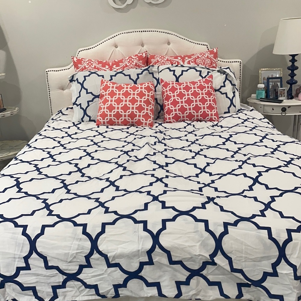 Duvet cover and 6 pillows to go with it! This went on a queen size bed!